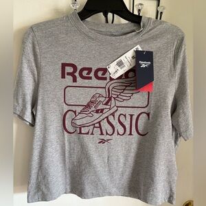 Reebok NWT Cropped Gray Tee with Maroon Graphic. Size Medium